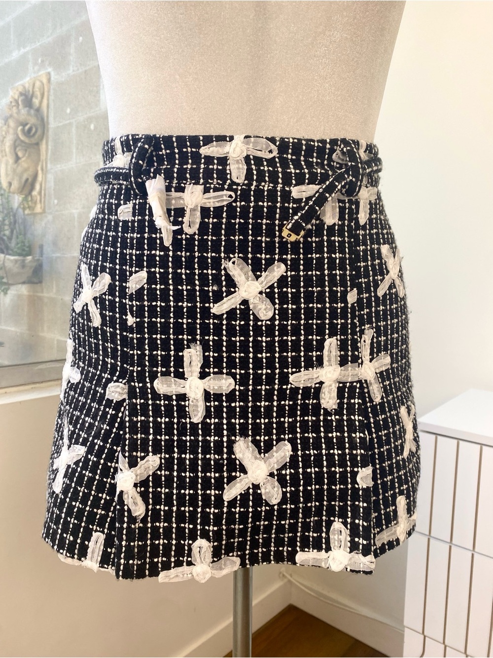 Walter Baker NWT Daniella Fleur Tweed Bow Mini Skirt Black, Size 2 - Picture 2 of 8